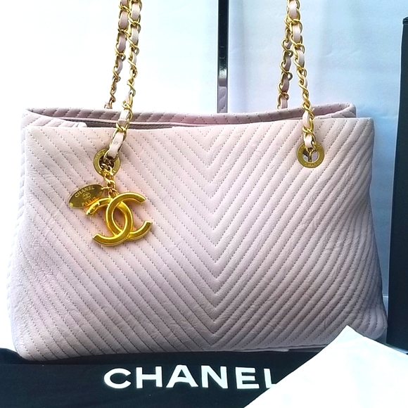 Extra pics for CHANEL Gorgeous blush Pink CC Logo V Stitch Chain Shoulder bag - Picture 4 of 16